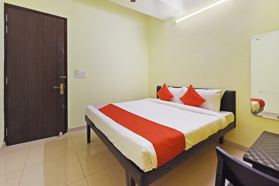 Collection O 18304 Janakpuri, Rajouri Garden Delhi, Delhi