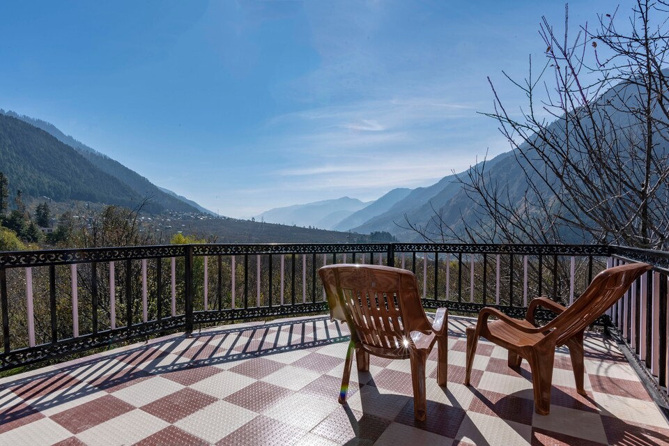 OYO Home 18306 Riverside 4BHK Khaknal, Naggar Road, Manali