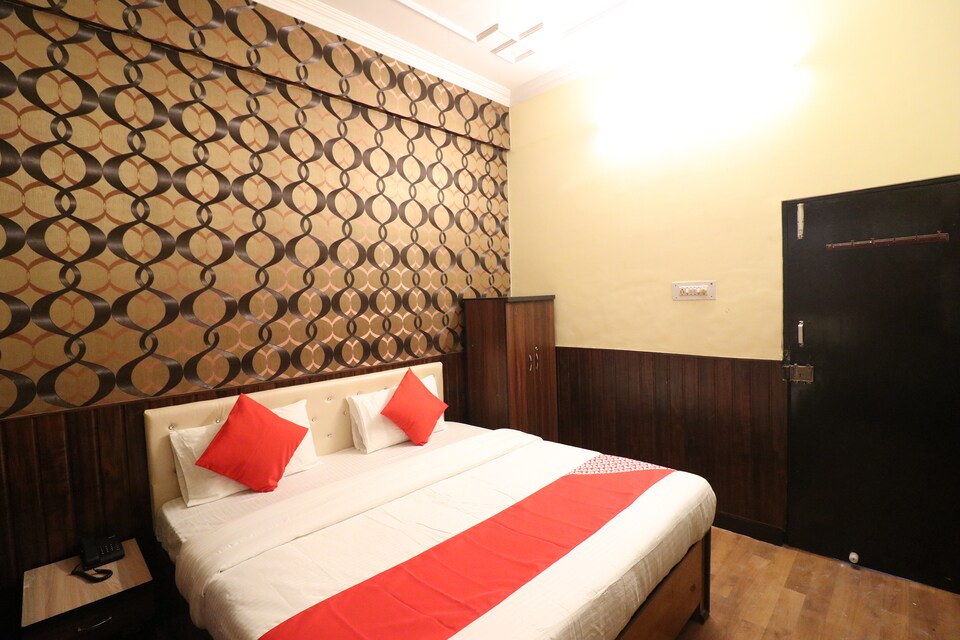 OYO 18380 Crown Palace, Vikas Nagar Lucknow, Lucknow