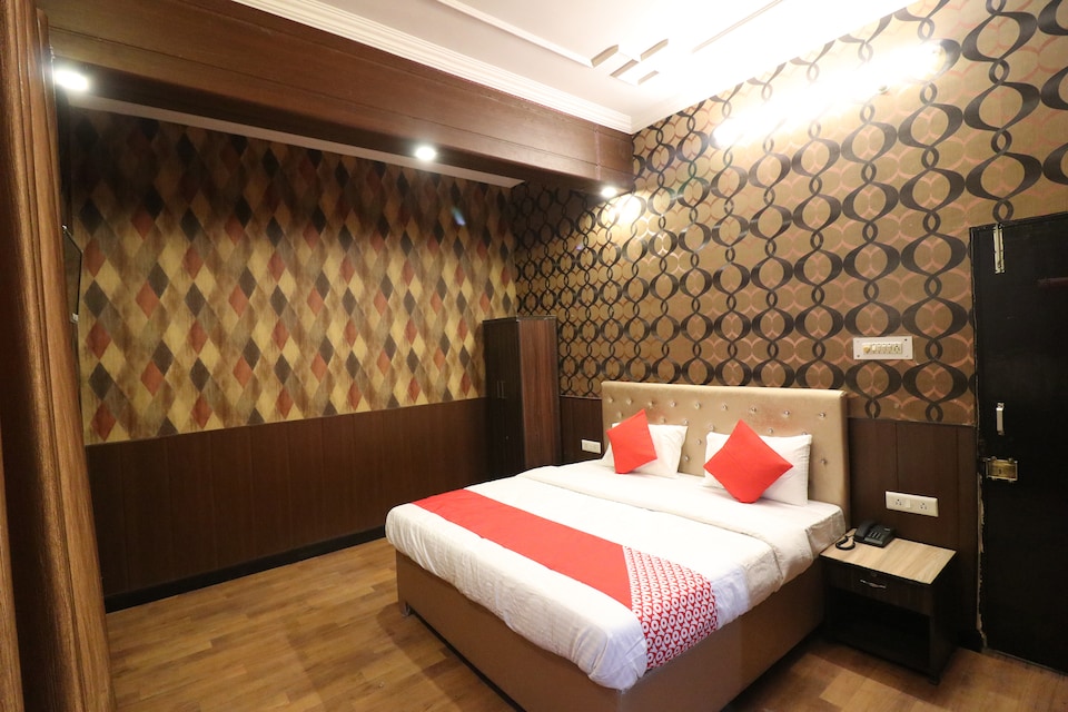 OYO 18380 Crown Palace, Vikas Nagar Lucknow, Lucknow