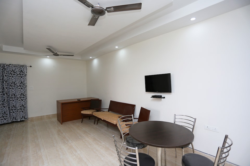 OYO Home 18383 Spacious 3BHK Doon University, Rispana Pul Dehradun, Dehradun