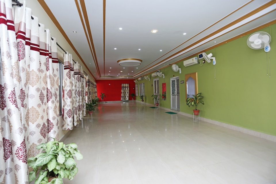 OYO 18501 The Palms Resort, Mumfordganj Allahabad, Prayagraj