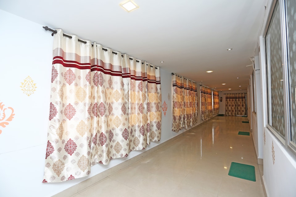 OYO 18501 The Palms Resort, Mumfordganj Allahabad, Prayagraj