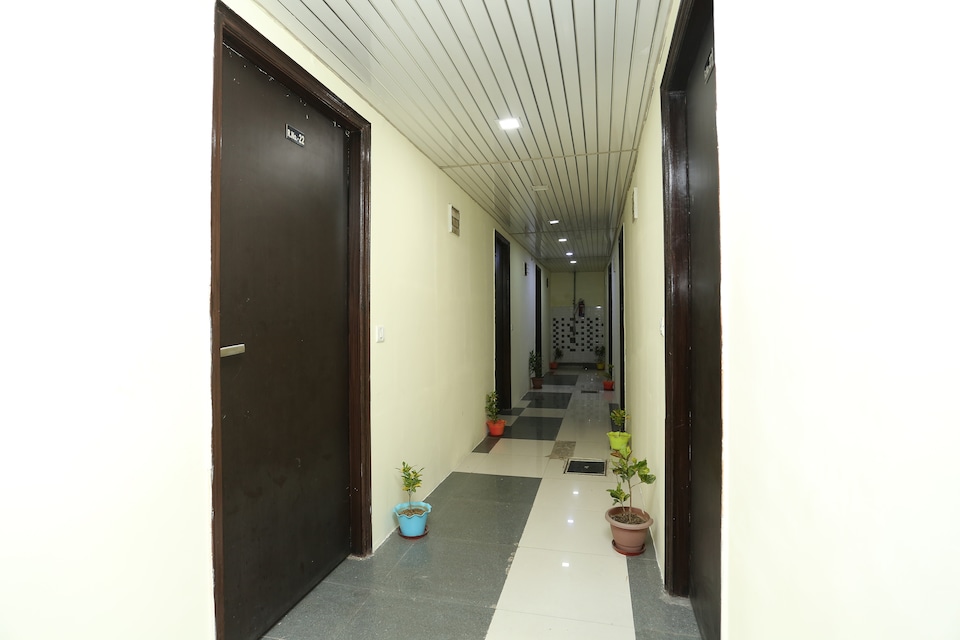 OYO 18530 Night Inn, Meerut, Meerut
