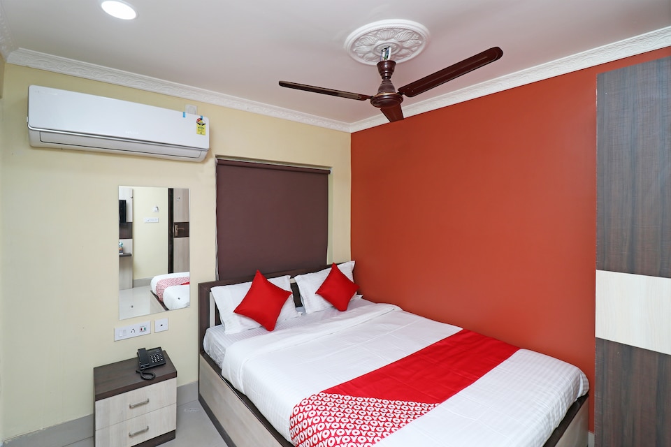 OYO 18546 Badsha Inn, VIP Road Kolkata, Kolkata