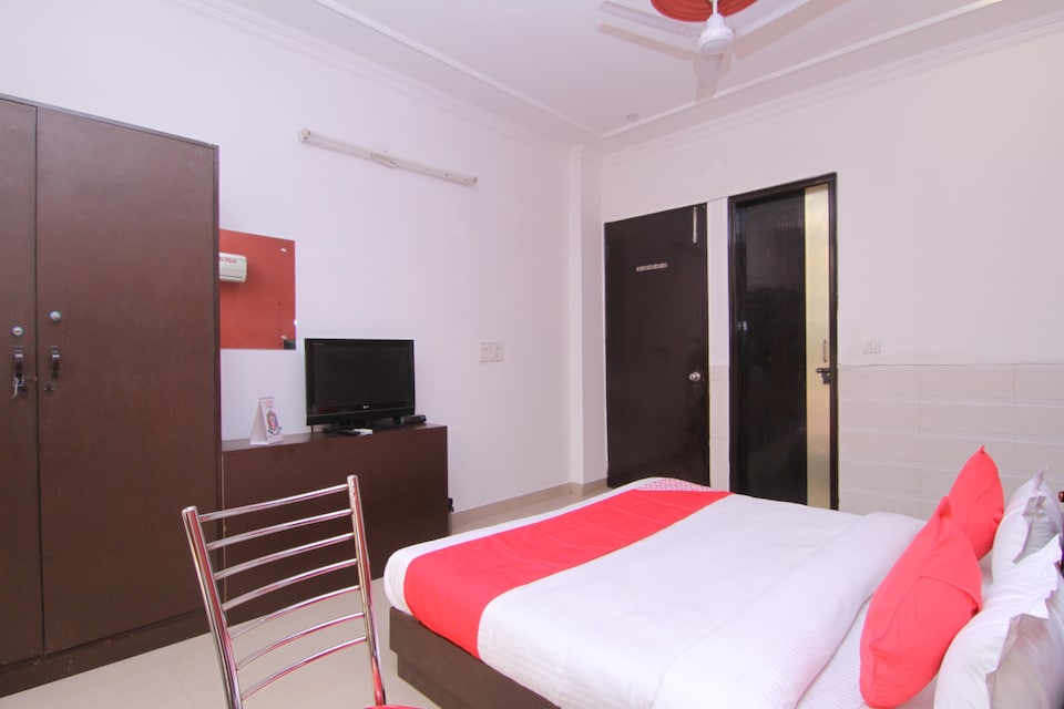 OYO The Chef Guest House Near Leisure Valley Park, Old Gurgaon, गुड़गांव
