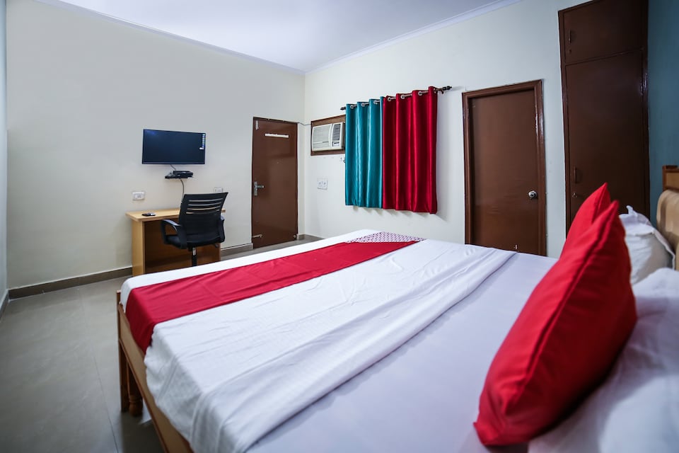 OYO 18573 Smg George, Greater Noida, Noida