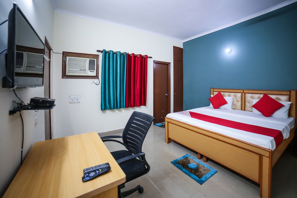 OYO 18573 Smg George, Greater Noida, Noida