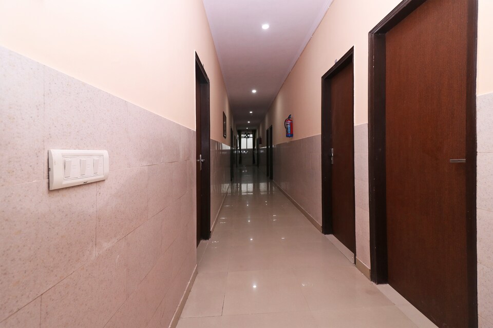 OYO Flagship Prem Hotel, Indirapuram Ghaziabad, Ghaziabad