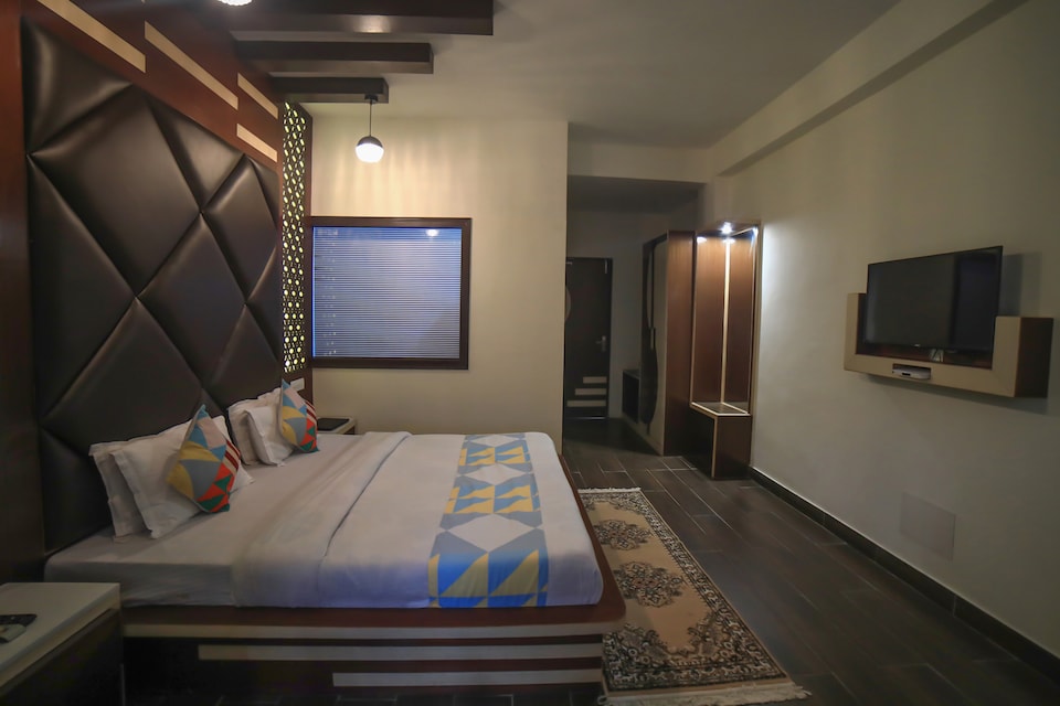 OYO Home 18644 Luxurious Stay, Hadimba Temple Road, Manali