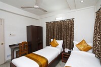 OYO Harry Inn Near Acropolis Mall