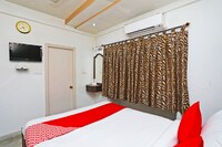 OYO Harry Inn Near Acropolis Mall