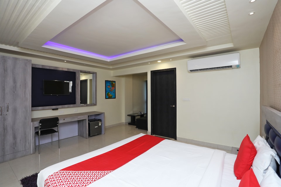 OYO Utwo Hotel, VIP Road Kolkata, Kolkata