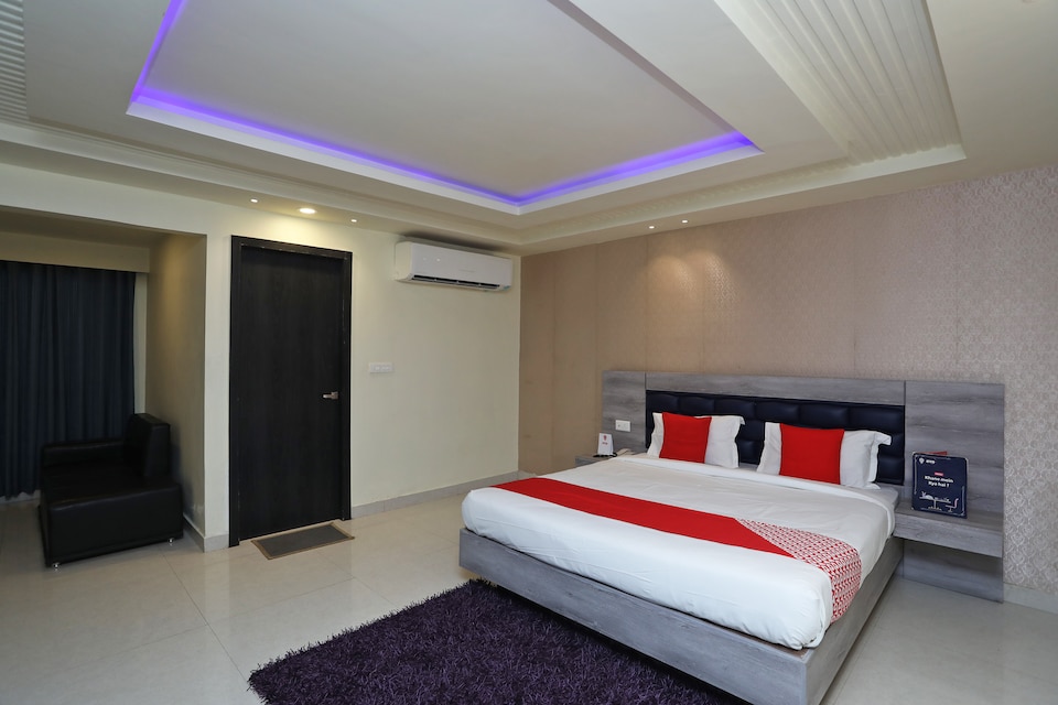 OYO Utwo Hotel, VIP Road Kolkata, Kolkata