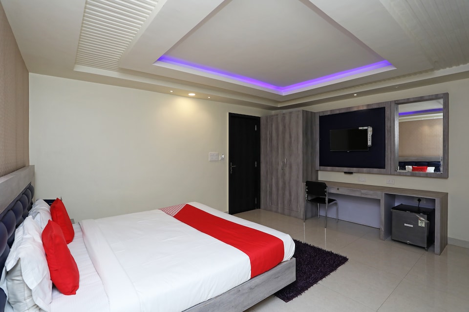 OYO Utwo Hotel, VIP Road Kolkata, Kolkata