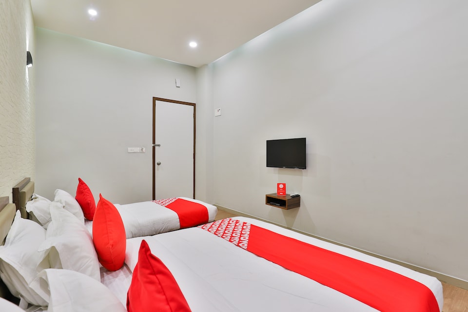OYO 18775 Utsav Banquet And Rooms, Airport Surat, Surat