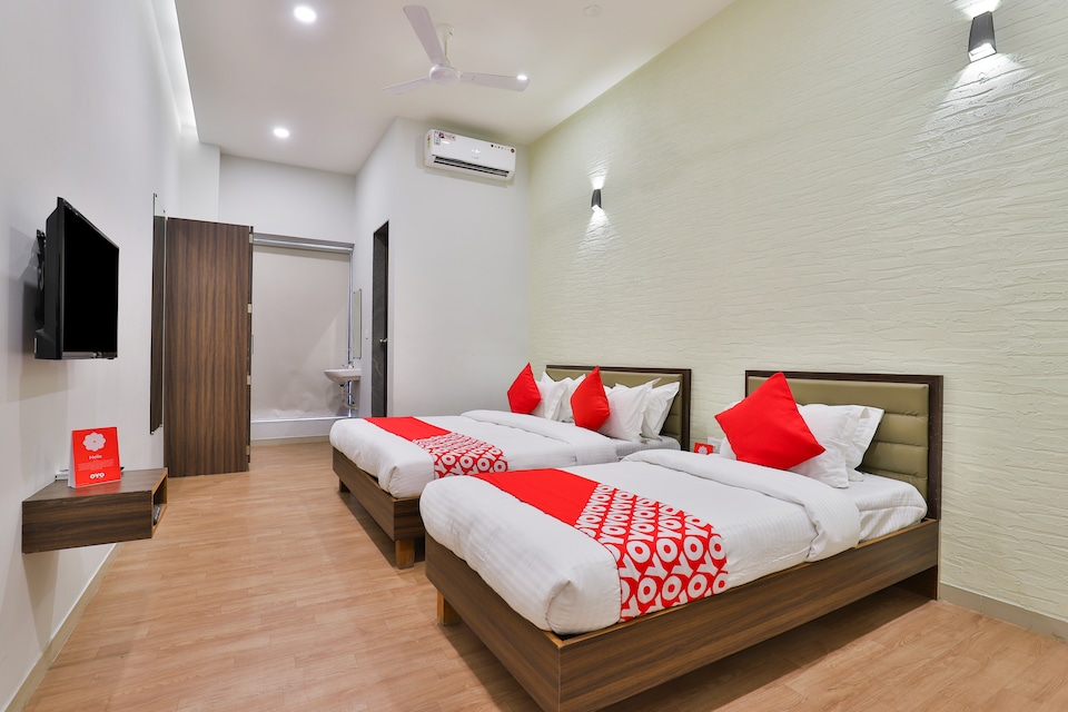 OYO 18775 Utsav Banquet And Rooms, Airport Surat, Surat