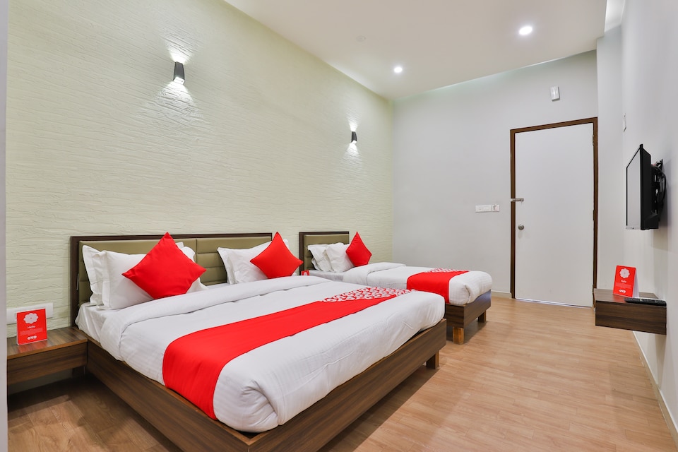 OYO 18775 Utsav Banquet And Rooms, Airport Surat, Surat