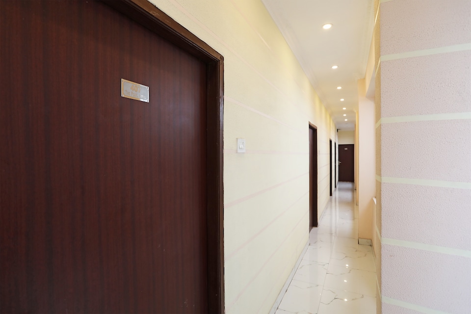 OYO 2911 The Pearl Hotel, VIP Road Kolkata, Kolkata