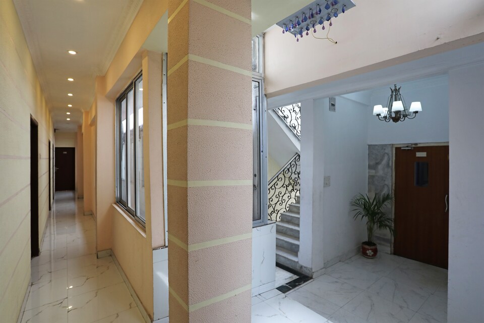 OYO 2911 The Pearl Hotel, VIP Road Kolkata, Kolkata