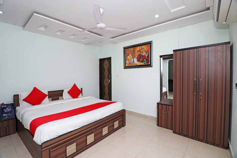 OYO Flagship 18847 Hotel Space Paradise Inn, Pratapgarh, Pratapgarh