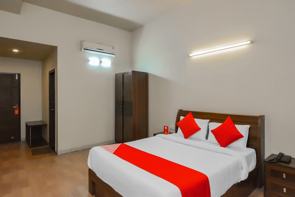 Townhouse Oak Sinhgad Road Crossway Formerly Popular Hotel, Katraj Khed Shivapur Pune, Pune