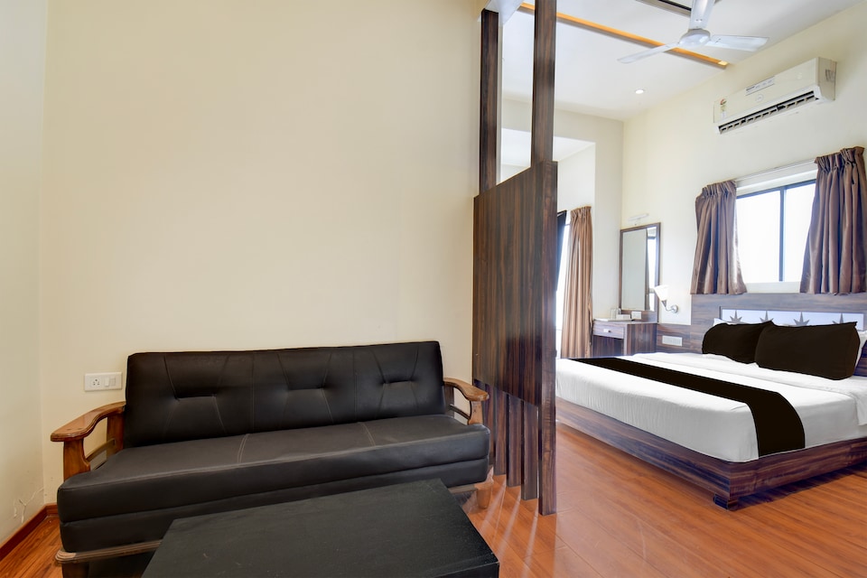 Super Townhouse Oak Sinhgad Road Crossway Formerly Popular Hotel, Katraj Khed Shivapur Pune, Pune