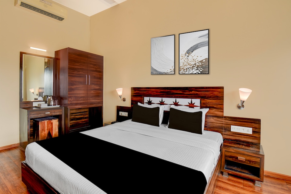 Super Townhouse Oak Sinhgad Road Crossway Formerly Popular Hotel, Katraj Khed Shivapur Pune, पुणे