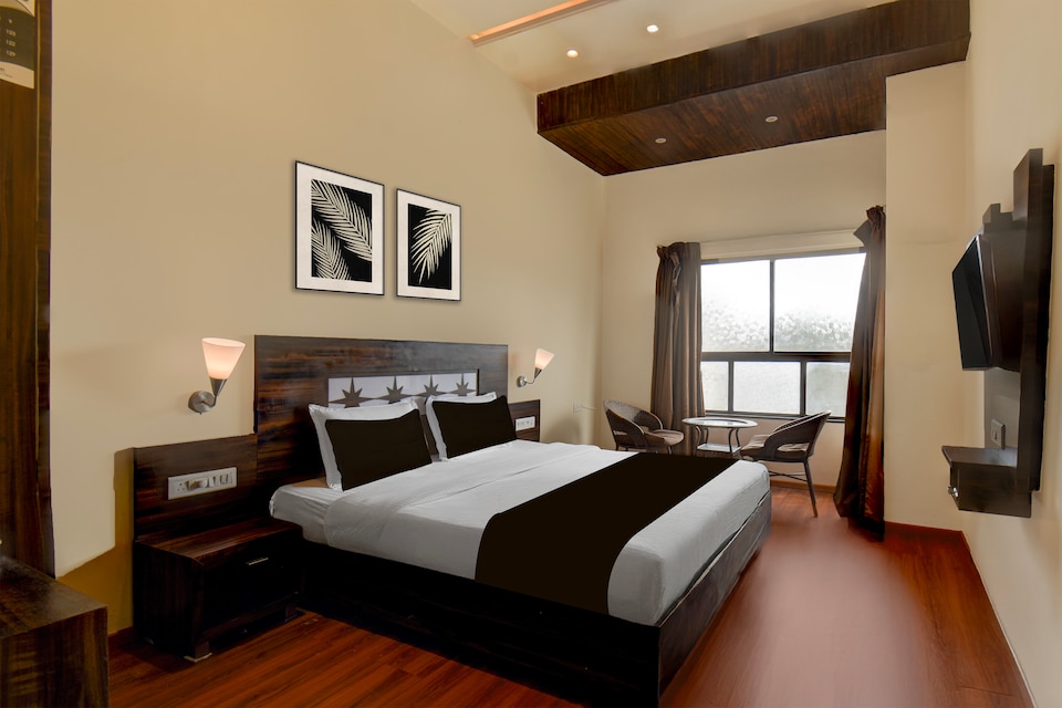 Super Townhouse Oak Sinhgad Road Crossway Formerly Popular Hotel, Katraj Khed Shivapur Pune, Pune