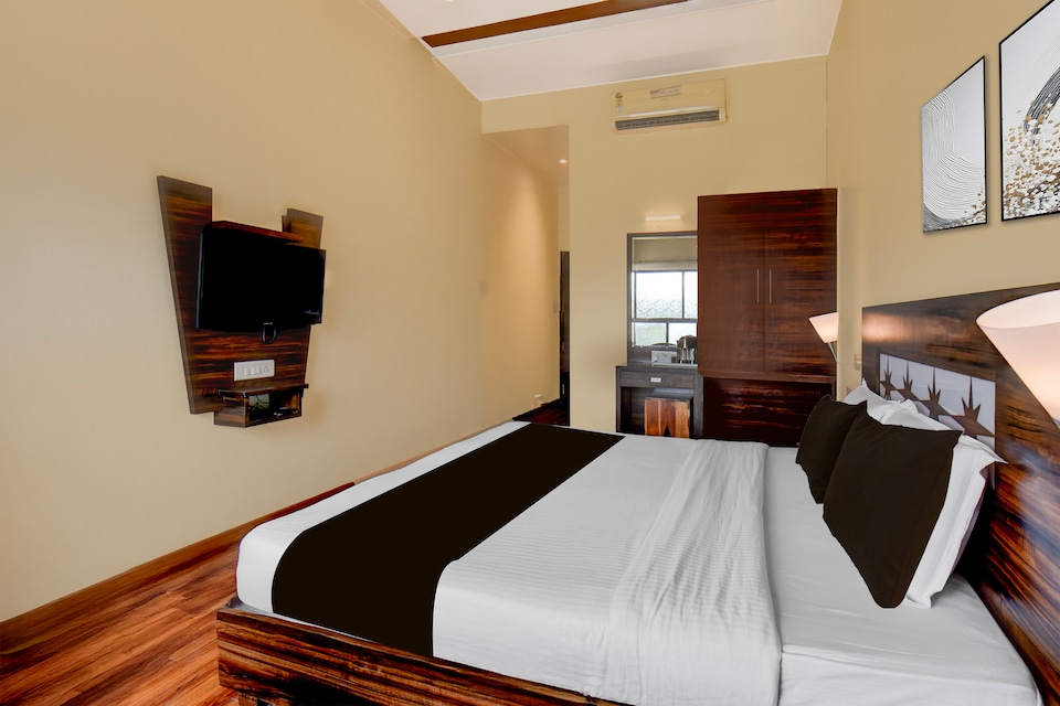 Super Townhouse Oak Sinhgad Road Crossway Formerly Popular Hotel, Katraj Khed Shivapur Pune, पुणे