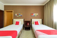 OYO 122 Crystal Plaza Hotel