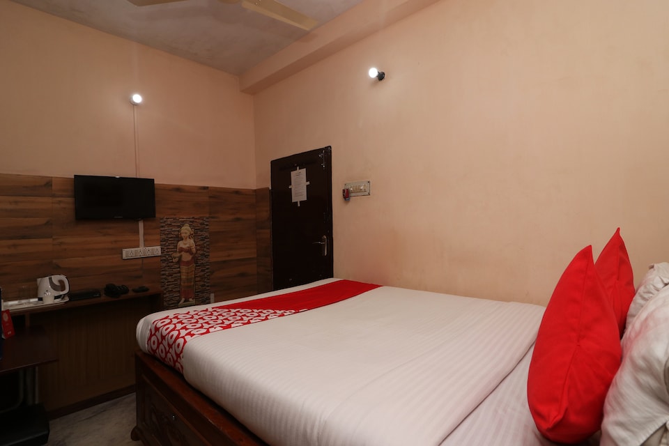 OYO 18932 Kollolini Kolkata, Ruby Hospital Kolkata, Kolkata