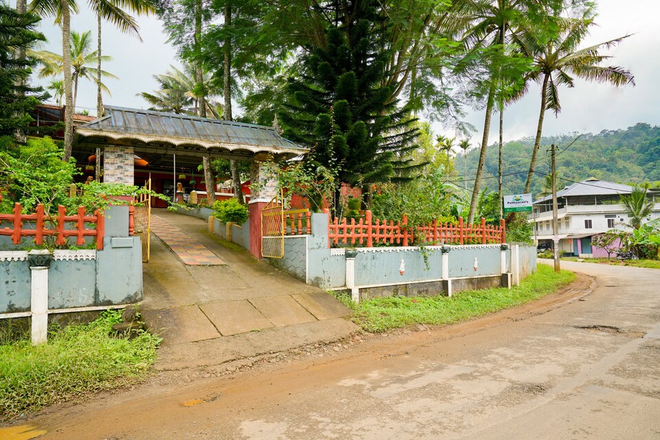 OYO Home 19033 Puthooran's Holiday Inn, Marayoor Munnar, Munnar