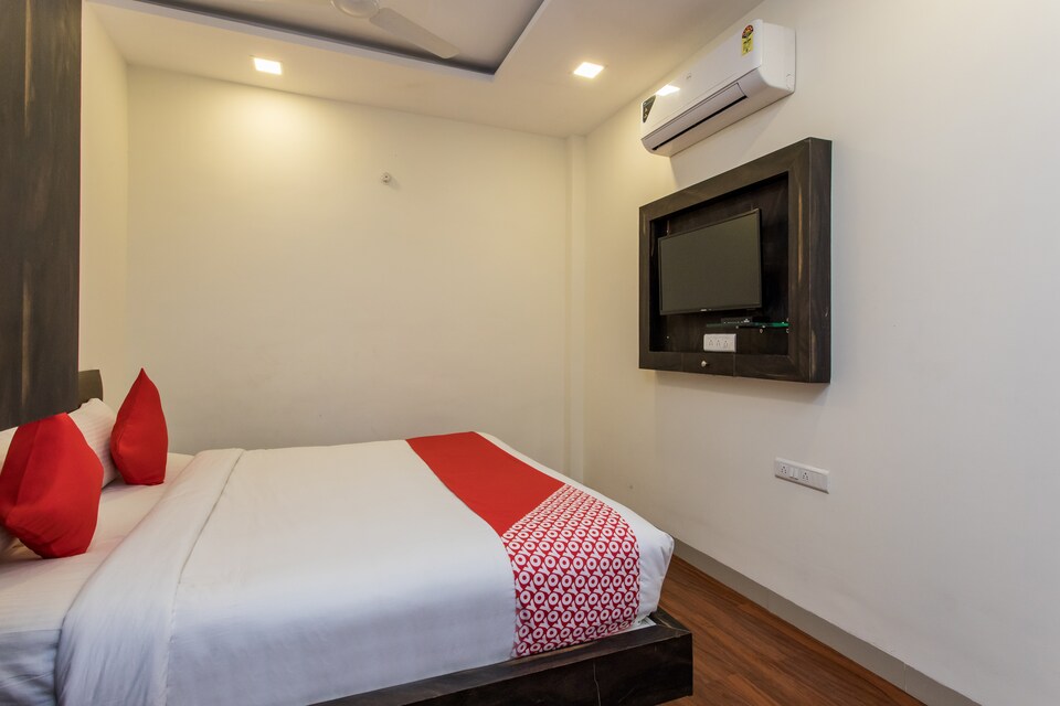 OYO 19380 Swastik Resort, Bapat Squre, Indore