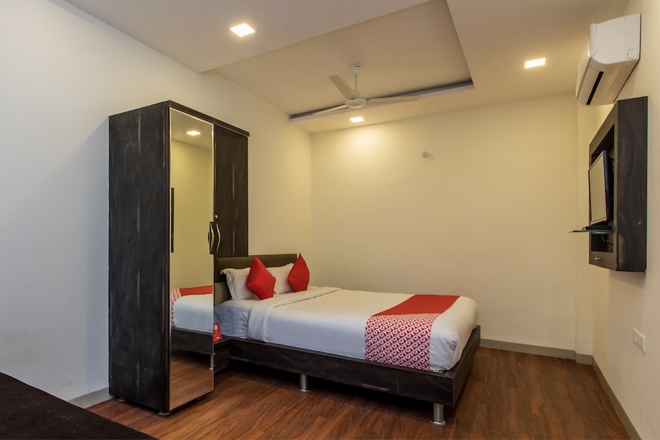 OYO 19380 Swastik Resort, Bapat Squre, Indore