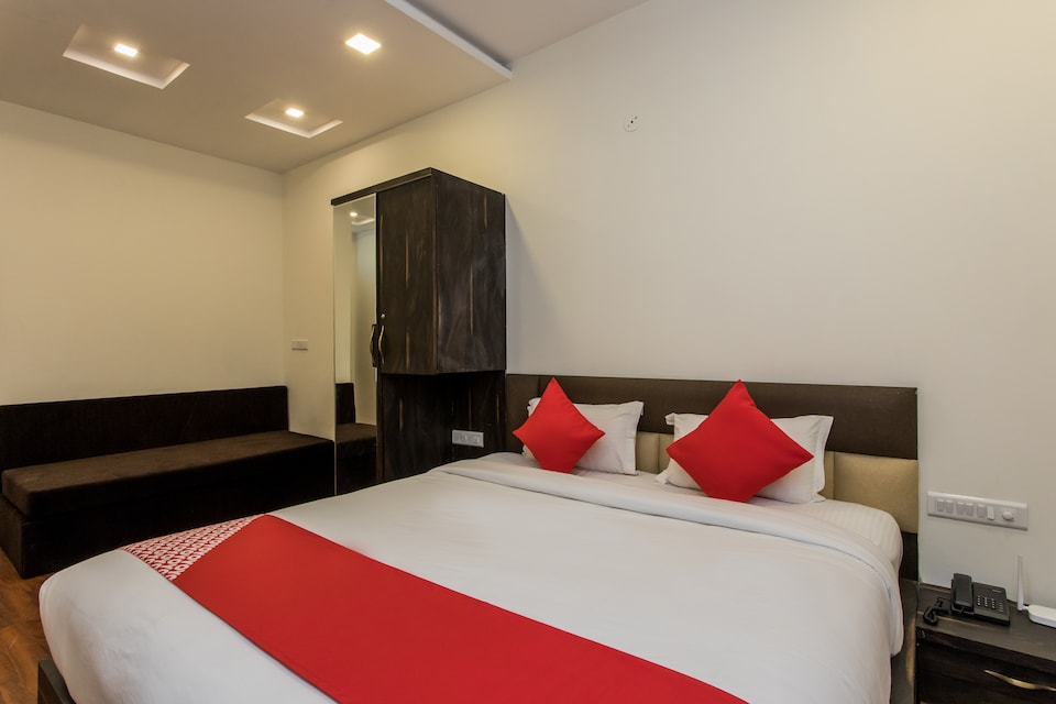 OYO 19380 Swastik Resort, Bapat Squre, Indore