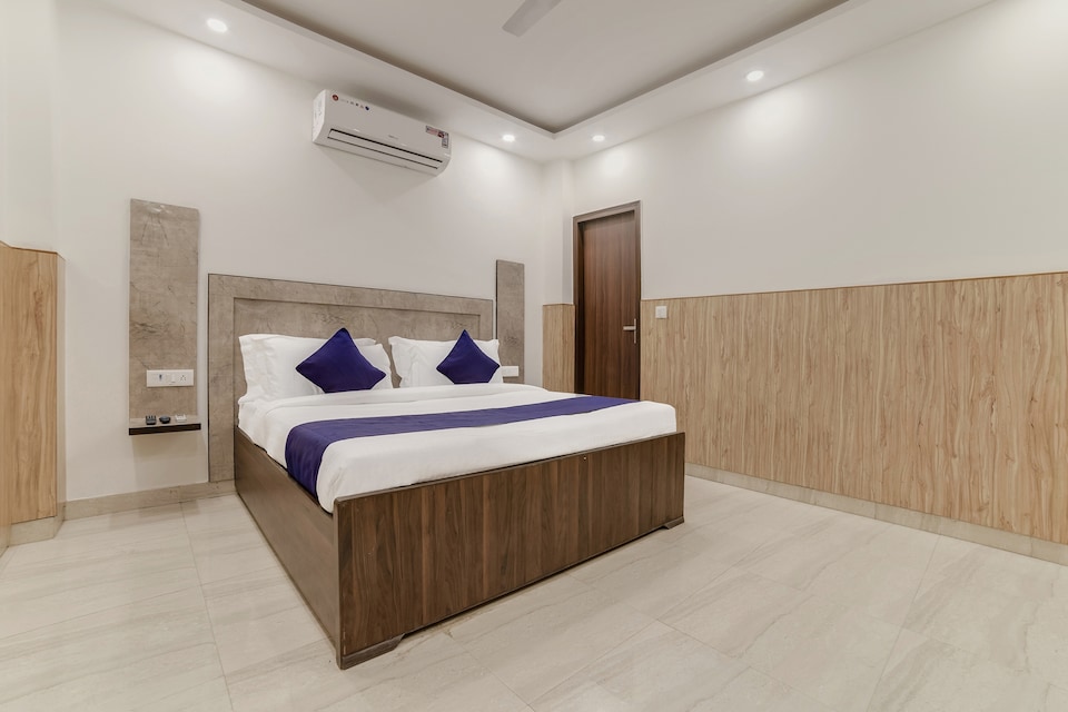 OYO SilverKey 19389 Divine Inn Rajouri Garden, Rajouri Garden Delhi, Delhi