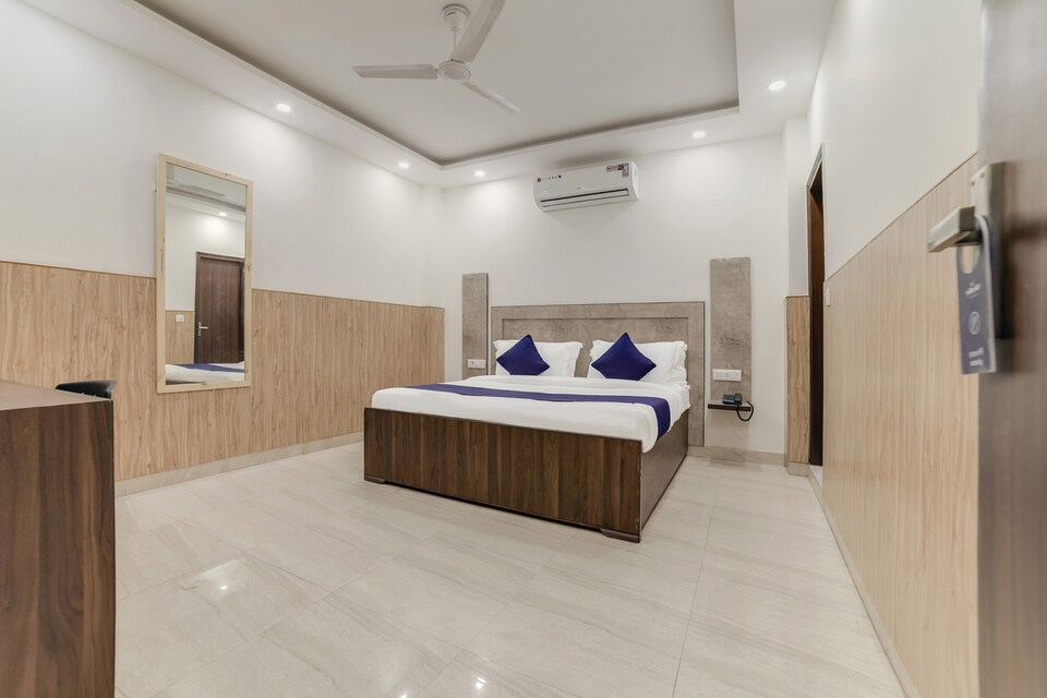 OYO SilverKey 19389 Divine Inn Rajouri Garden, Rajouri Garden Delhi, Delhi