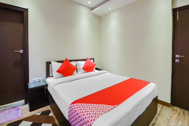 OYO Cedar Court Near Lotus Temple