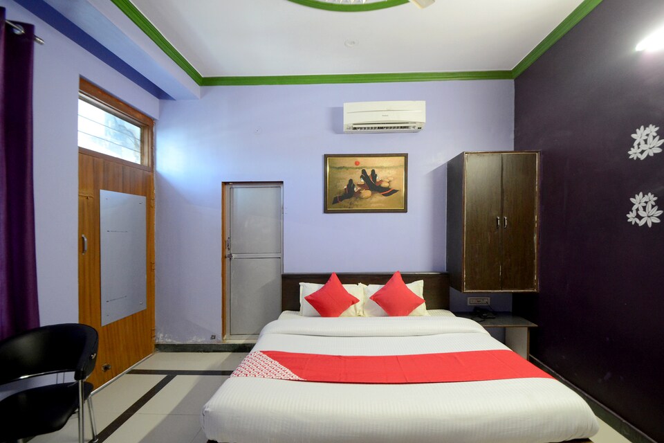OYO Hotel Blue Moon, Hawa Mahal, Jaipur