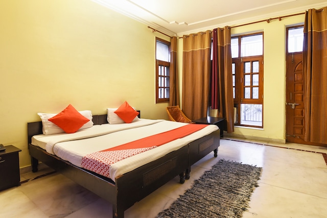 OYO Rose View Near Iskcon Temple Noida