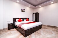 OYO G&m Near Satyam Inox Patel Nagar