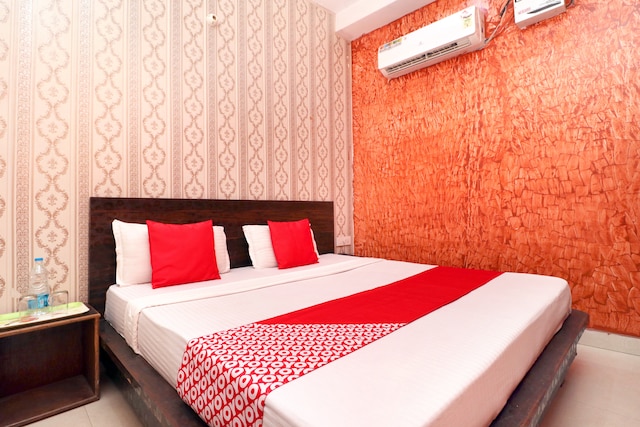 OYO 19565 Hotel Galaxy Saver