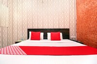 OYO 19565 Hotel Galaxy Saver