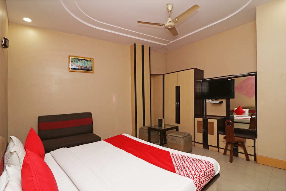 OYO 2962 Hotel Sheel Gopal Vision, Station Road Mathura, Mathura