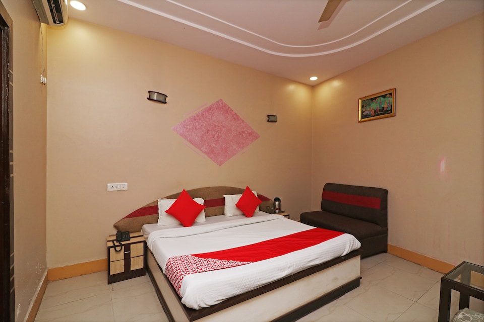 OYO 2962 Hotel Sheel Gopal Vision, Station Road Mathura, Mathura