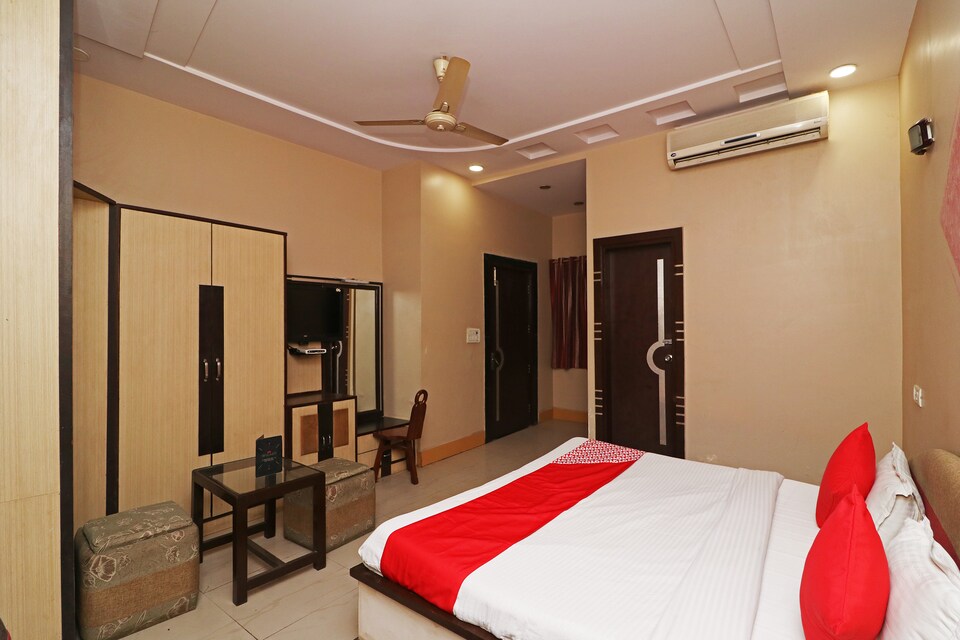 OYO 2962 Hotel Sheel Gopal Vision, Station Road Mathura, Mathura