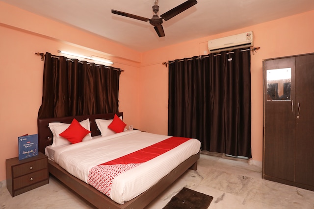 OYO Sterling Inn Near Mani Square