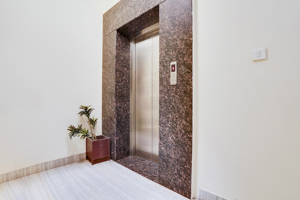 Super Townhouse Oak Silver City Chowk Formerly HW Residency, Rajpur Road Dehradun, देहरादून