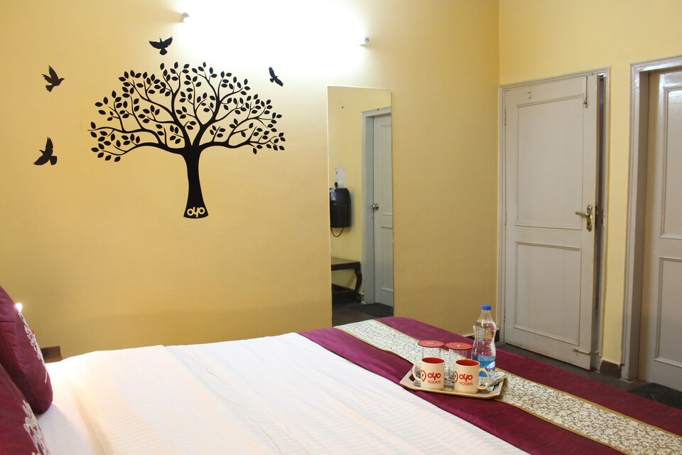 OYO Homes 100 Noida Kanchanjunga Market Sector 53, Noida City, Noida